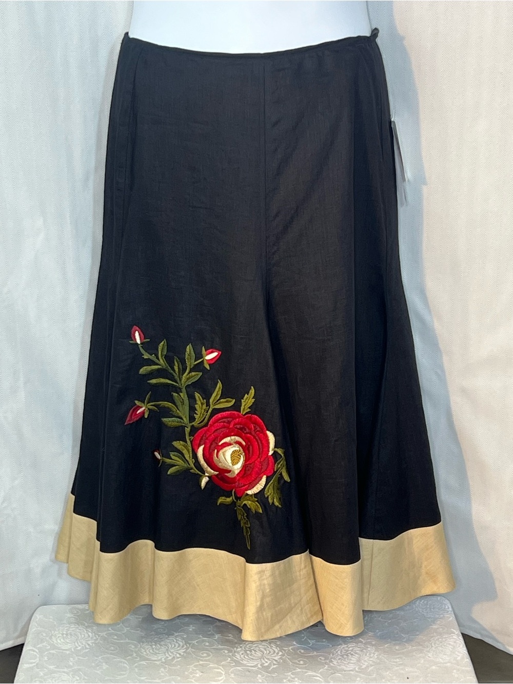Nine West Midi Skirt Black Linen Red Embroidered Rose Tan Hem Swing Bottom 8 👍